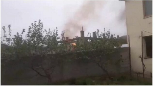 Përfshihet nga flakët një magazinë druri në Berat, çfarë u bë shkak