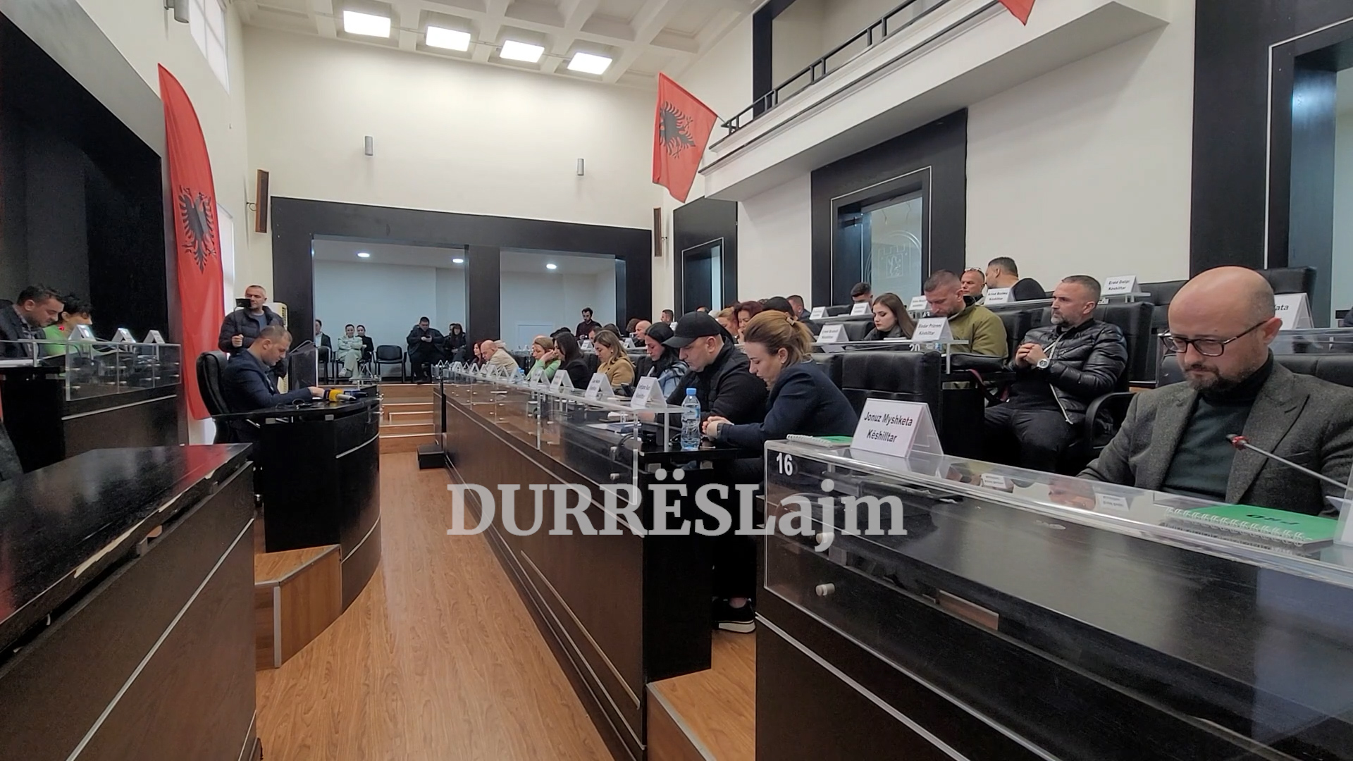 Miratohen 18 pikat e rendit të ditës të mbledhjes së KB Durrës, zgjedhja e nënkryetarit shtyhet për mbledhjen e radhës (VIDEO)