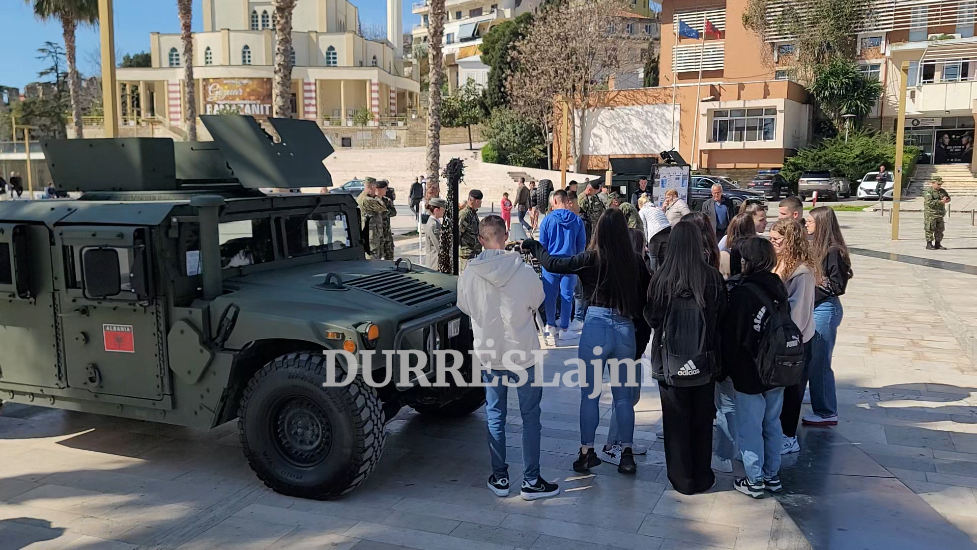&#8220;Dita e hapur&#8221; e FA në Durrës, interesim i shtuar i vajzave për t&#8217;u rekrutuar në ushtri (VIDEO)