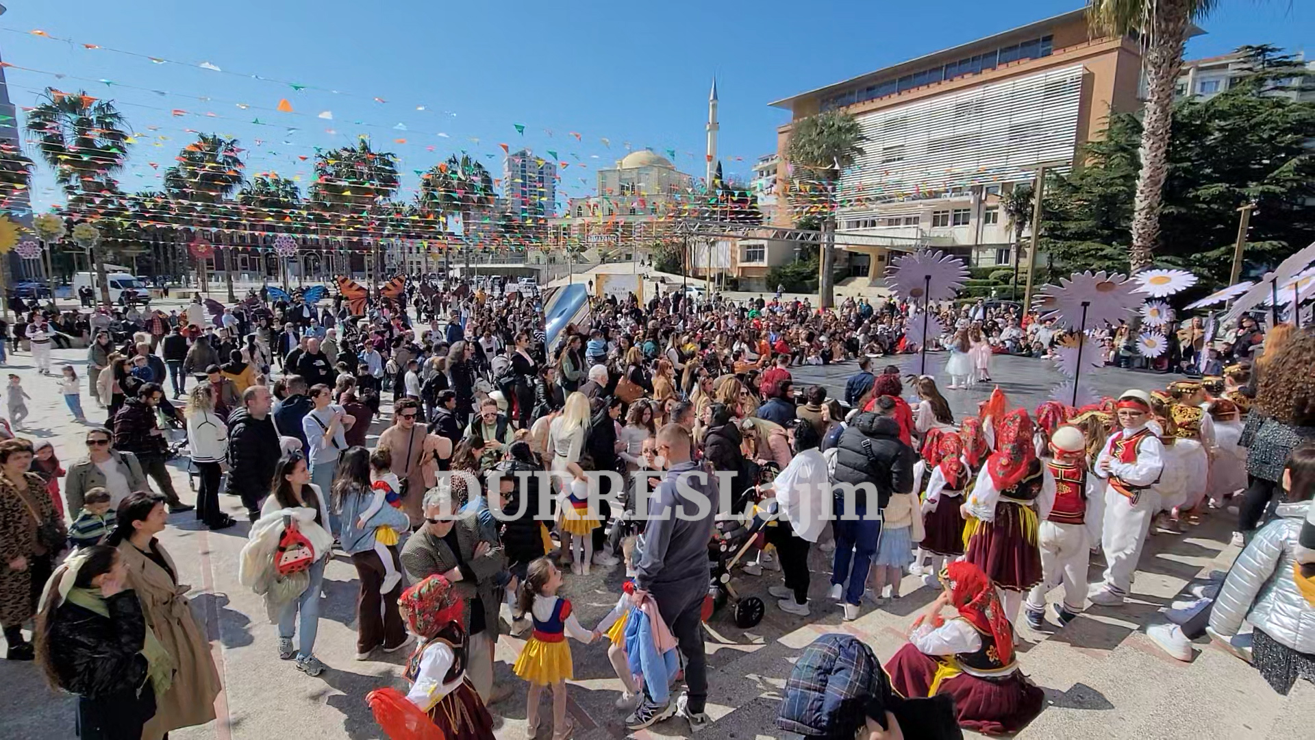 Dita e Verës erdhi plot gjallëri dhe atmosferë festive në Durrës (VIDEO)