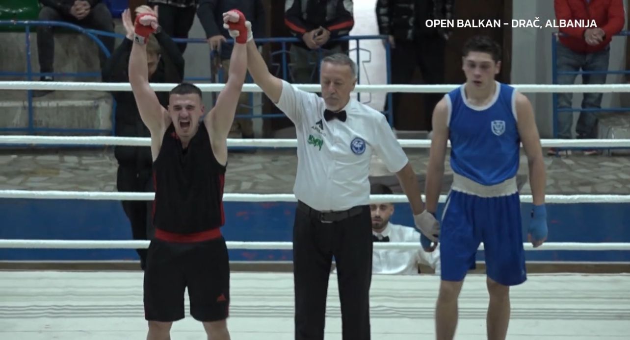 Boksieri Leo Xhangoli triumfon në turneu “Open Ballkan”, mposhti serbin Vuk-Kruševac