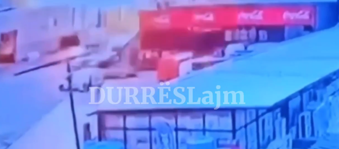 Vinçi ra në kontakt me tensionin e lartë, vdesin babë e bir, publikohen pamjet e rënda (VIDEO)