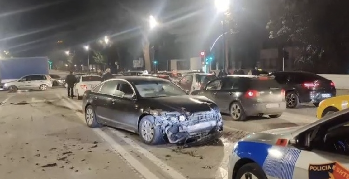 Përplasen dy makina, drejtuesi i “Benz-it” largohet me vrap nga vendngjarja