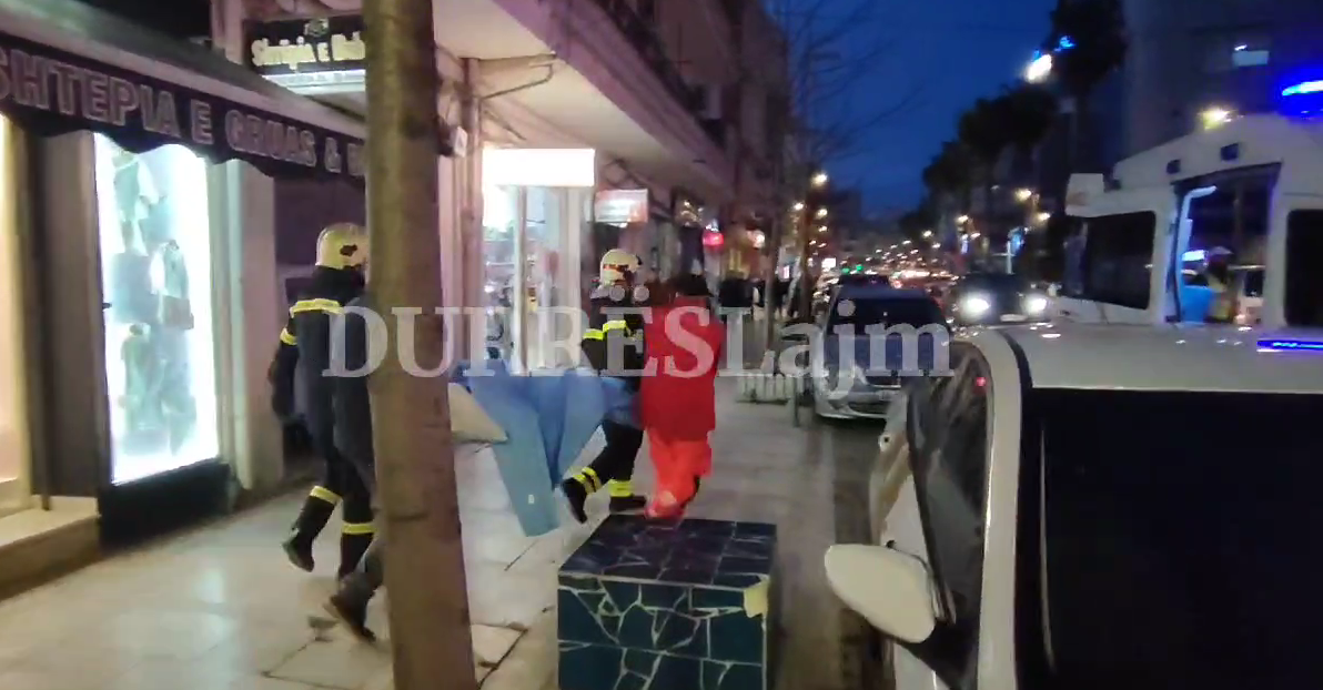 U raportua e vdekur nga fqinjët, transportohet në spital në gjendje të rëndë e moshuara në Durrës (VIDEO)