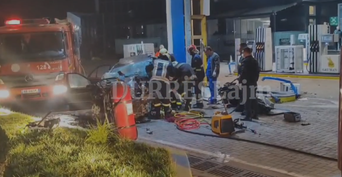 Aksident i rëndë në Durrës/ Makina bëhet copash, shoferi ende brenda, 3 të rinj dërgohen në spital (VIDEO)