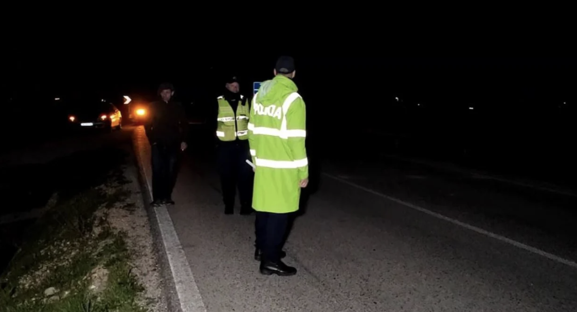 Aksident i rëndë, makina përfundon në kanal