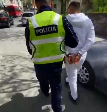 Arrestohet 28-vjeçari, drejtonte makinën në sens të kundërt dhe tentoi të korruptojë policin me 10 euro