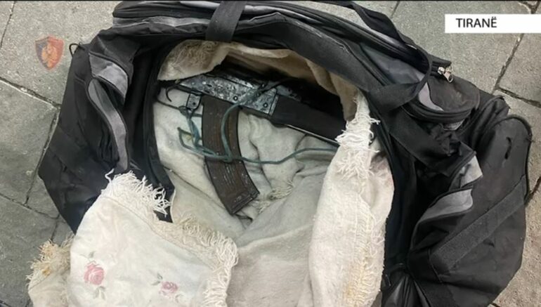 Transportuan armë zjarri me autobusin e linjës me qëllim për ta shitur, 2 në pranga