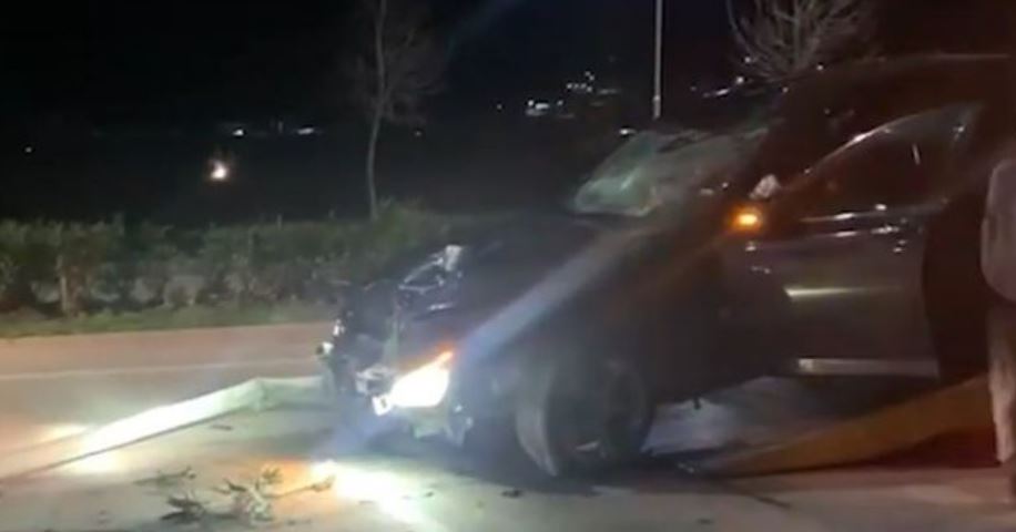 Makina përplaset me shtyllën, një i plagosur