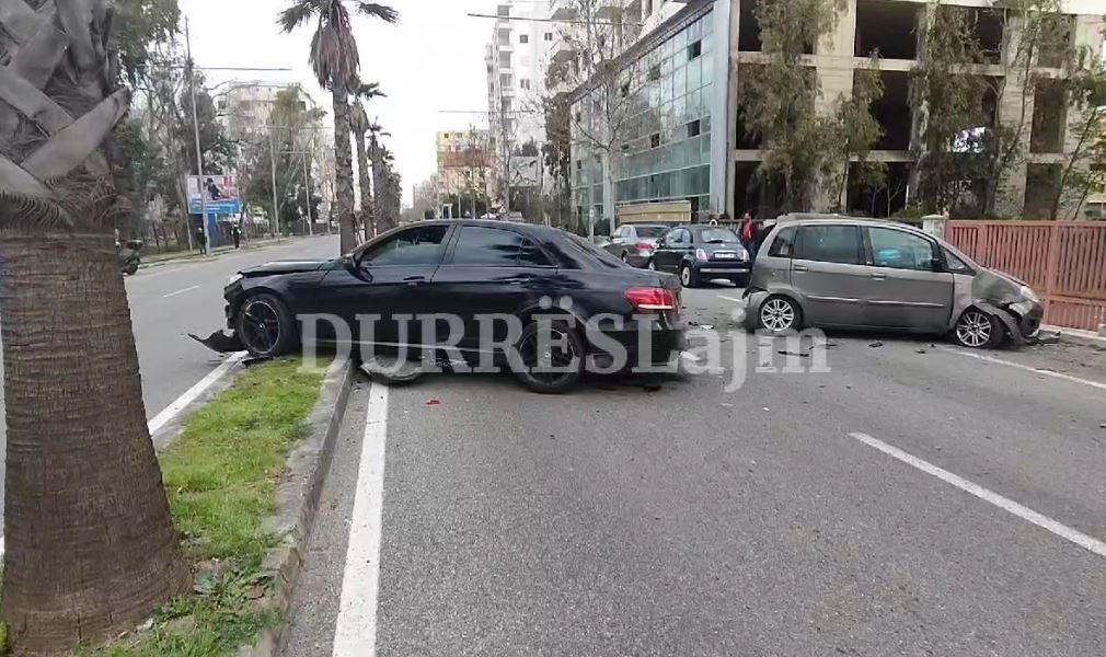 Aksident i frikshëm në zonën e Plazhit në Durrës, bllokohet njëri krah i rrugës (VIDEO)