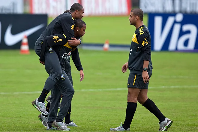 Shpërthen ish-futbollisti i Brazilit: Alves &amp; Robinho duhet të paguajnë…
