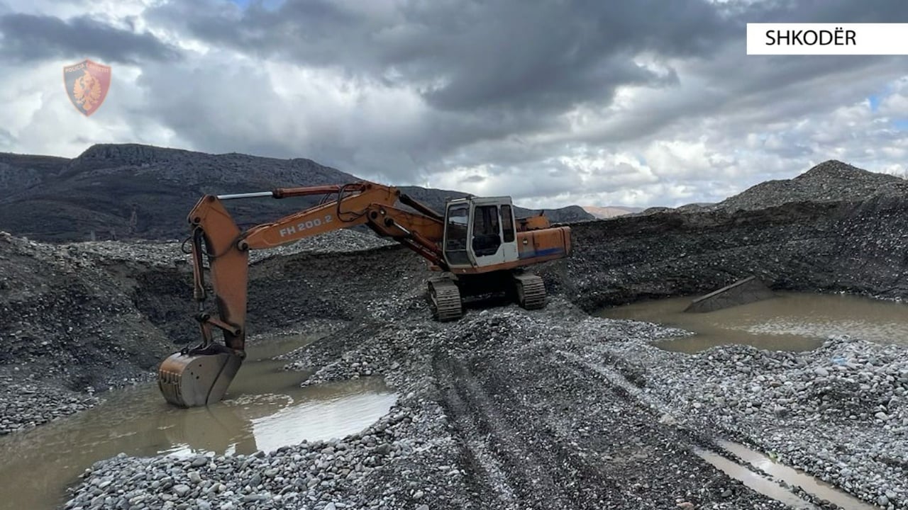Gërryen lumin Drin për të marrë inerte, arrestohet një 33-vjeçar dhe dy punëtorë të tjerë nën hetim