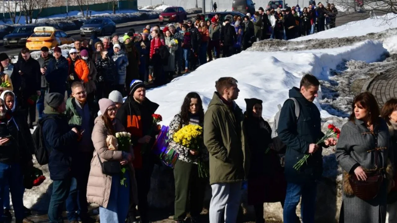 Qindra në radhë në Moskë për të vizituar varrin e Navalny-t! Vajtojnë dhe i thonë lamtumirë duke i lënë…