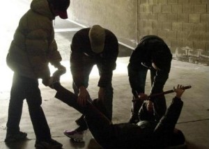 Tre persona plagosin me sende të forta një djalë