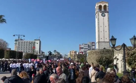 Përgatitjet për Ditën e Verës, trafik i rënduar në Elbasan! Qindra vizitorë mbërrijnë për të festuar, policia njofton për bllokimin e disa akseve rrugore