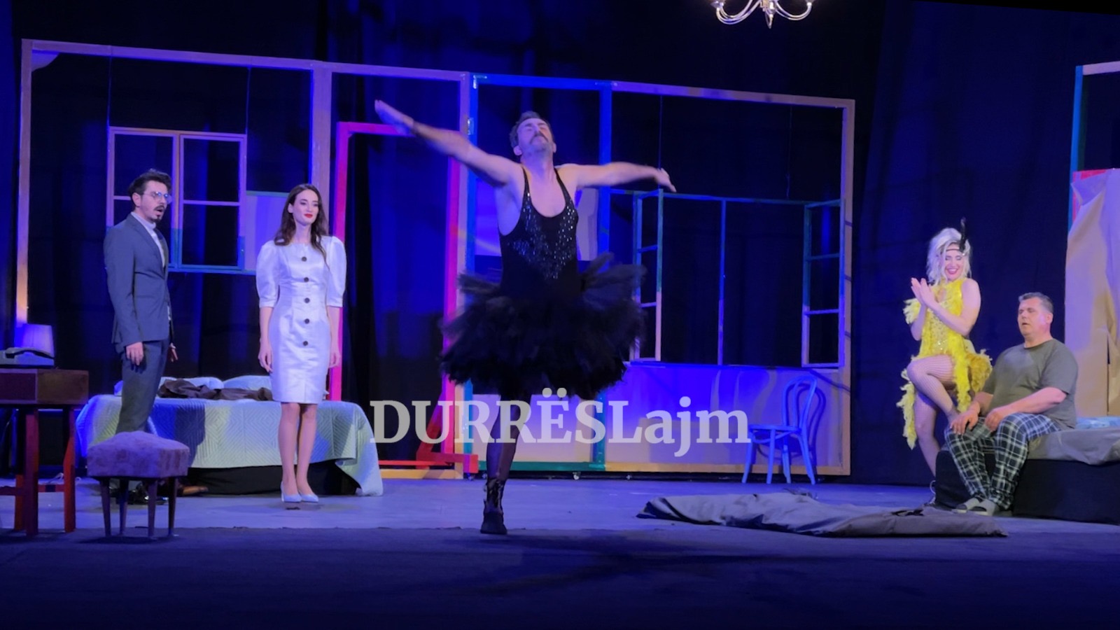 ”Një shtrat plot me të huaj” korr sukses në teatrin e Durrësit (VIDEO)
