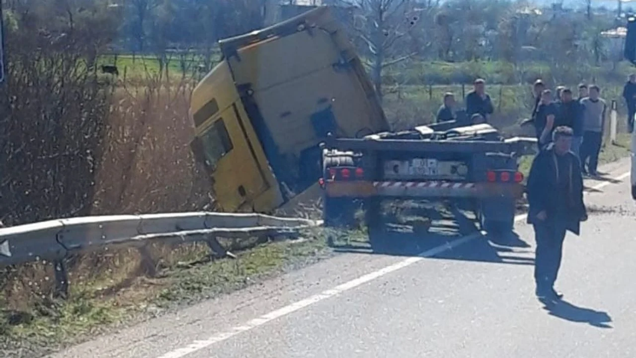 Aksident në aksin Milot-Rreshën/ Kamioni me targa të Kosovës del nga rruga, plagoset shoferi