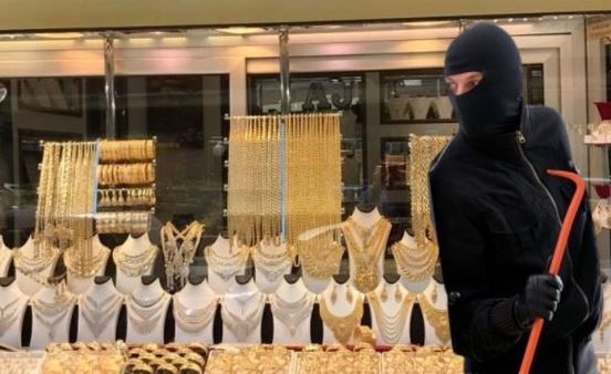 Grabitet argjendaria në Tiranë, dyshohet se u vodhën bizhuteri me vlerë rreth 10 mln lekë! Detajet