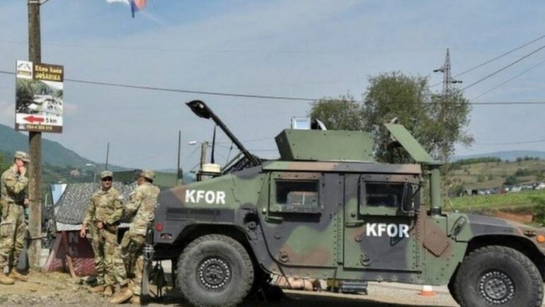 Policia gjeti armatime pranë Banjskës, KFOR kontrollon zonën për depo të tjera municionesh