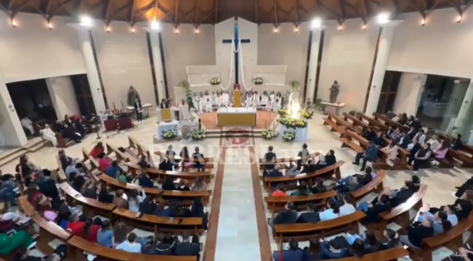 Besimtarët katolikë në Durrës kremtojnë festën e Pashkëve (VIDEO)