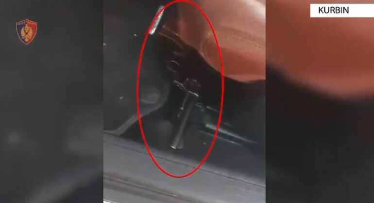 EMRI/ Qarkullonte i armatosur dhe tentoni t’i largohej policisë, arrestohet i riu