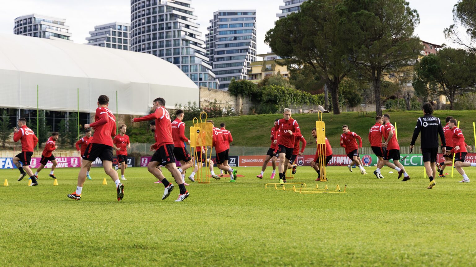 Lajm i keq për trajnerin Sylvinho, dëmtohet portieri dhe ylli i sulmit para sfidës me Kilin