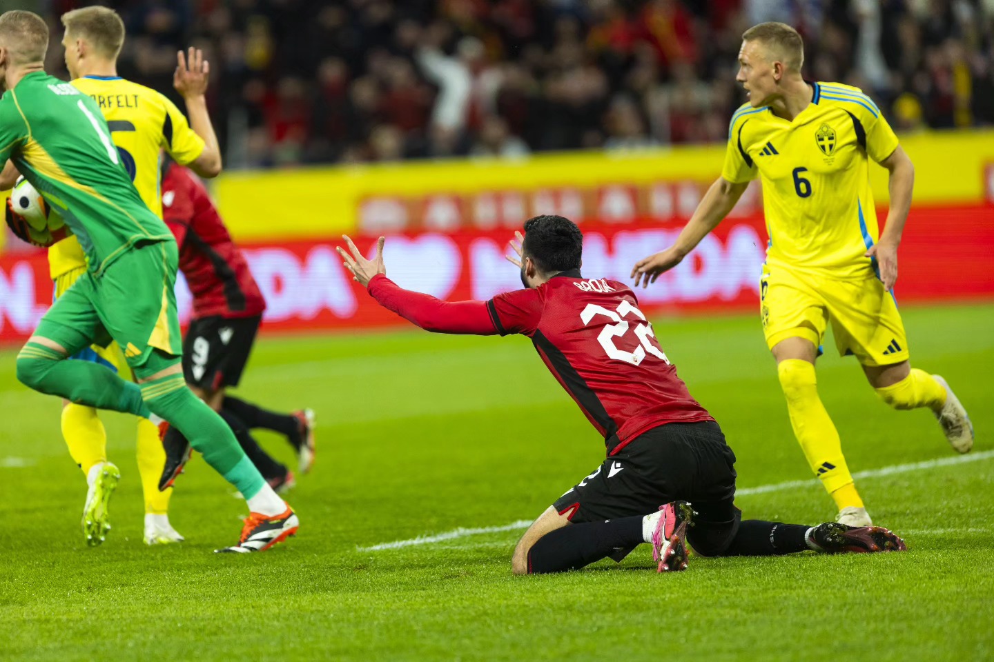 Moviola e Shqipëri-Suedi/ Arbitri rumun na mohoi penallti