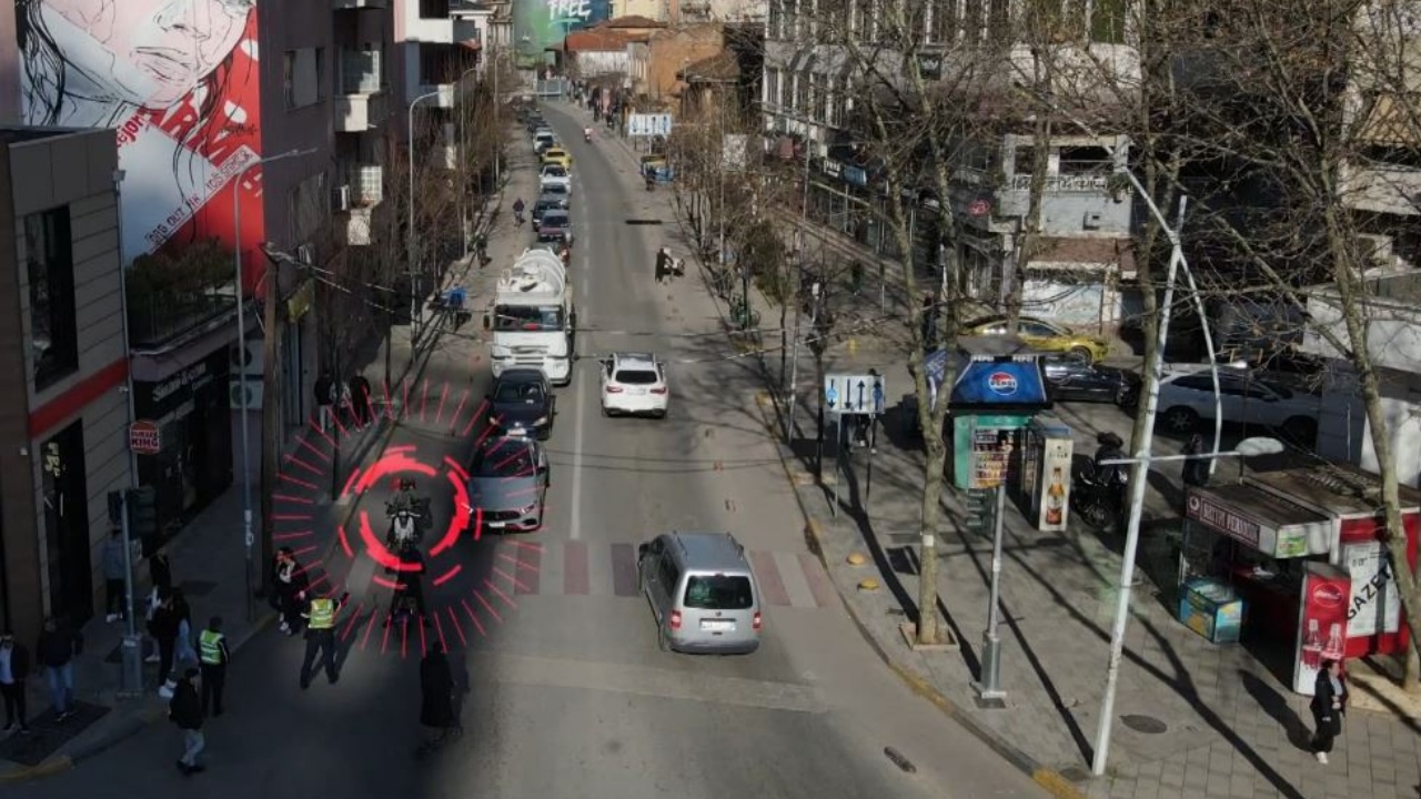 Motomjetet kalojnë në korsinë e biçikletave në kryeqytet, ‘dynden’ me gjoba nga policia