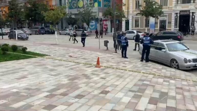 U plagos pak më parë në qendër të Fierit, 19-vjeçari ndërroi jetë në spital. Detajet