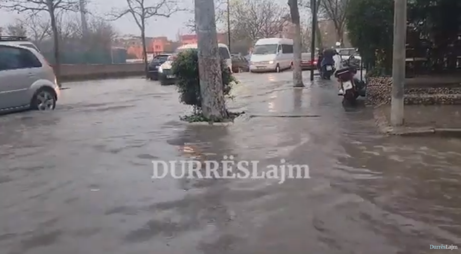Durrësi u përfshi nga reshjet e dendura të shiut, Sako apel qytetarëve: Shmangni lëvizjet e panevojshme!