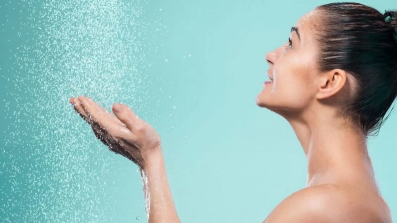 Gabimet e zakonshme që bëni gjatë dushit mund të shkaktojnë dëme të mëdha për shëndetin tuaj