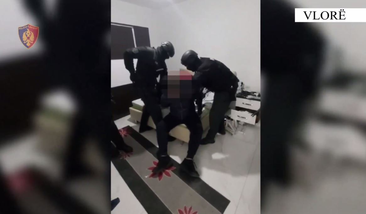 Momenti kur Luçiano Deraj arrestohet nga RENEA në dhomën e gjumit (VIDEO)
