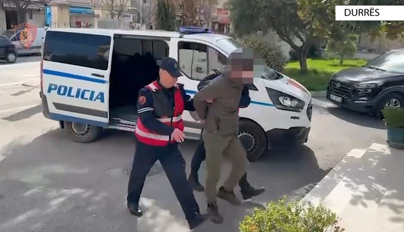 Po vidhte një automjet në Durrës, policia kap në flagrancë 28-vjeçarin (VIDEO)
