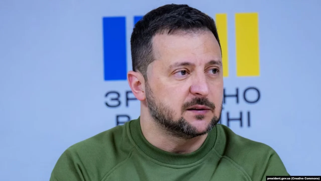 Zelensky ‘shtrin dorën’: Nevojiten më shumë ushtarë dhe pajisje për të ndalur ofensivën ruse