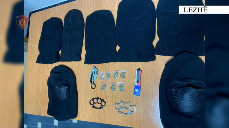 Në banesë iu gjeten armë dhe maska, arrestohet në Lezhë 45-vjeçari që shpërndante drogë