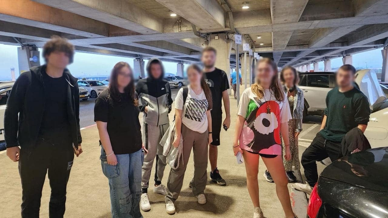 Ministri Hasani: 10 nxënës shqiptarë dhe 5 punonjës të Ministrisë së Turizmit largohen nga Izraeli, mbërrijnë mbrëmjen e sotme