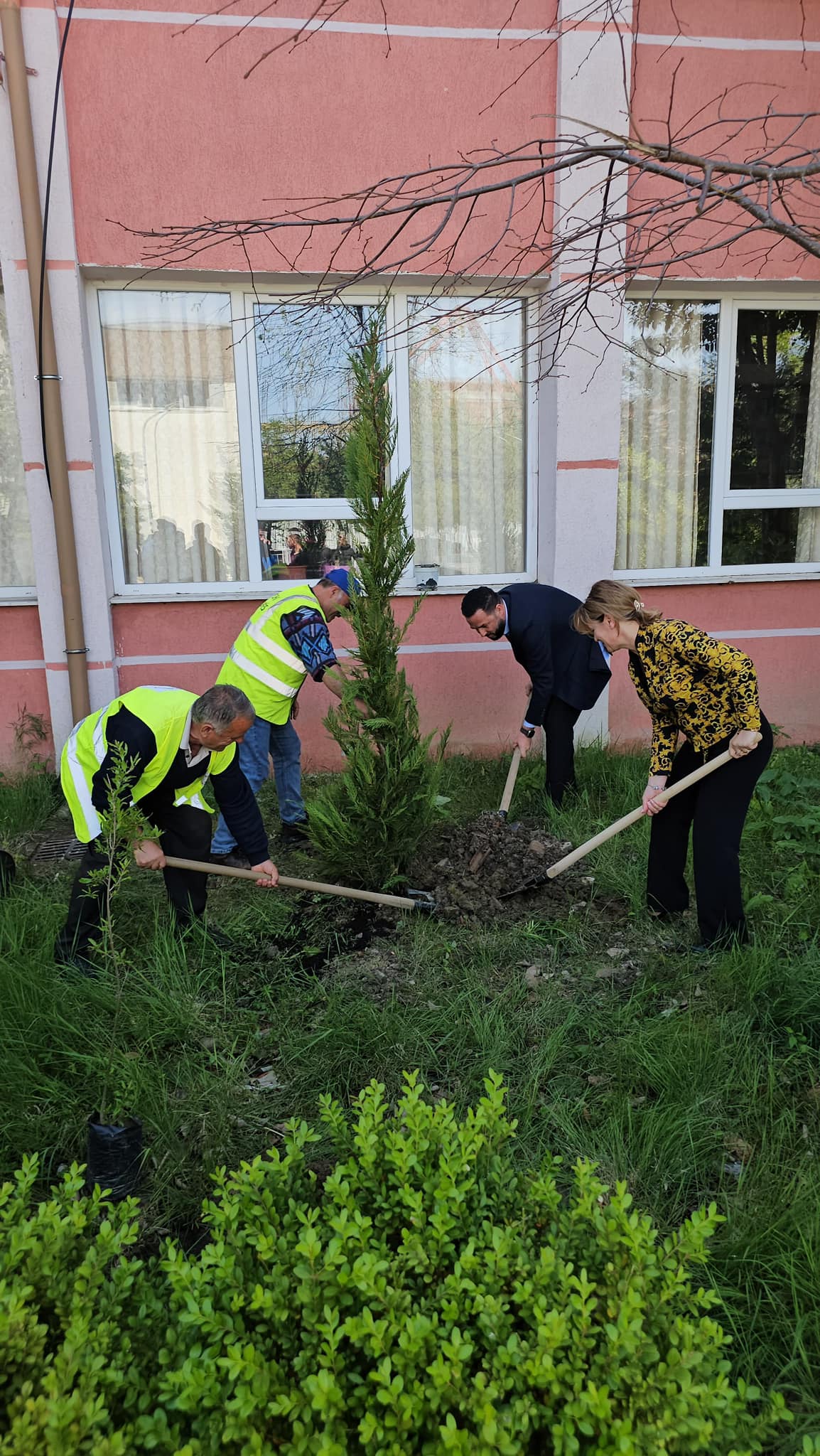 Dita e Tokës, deputeti Arkend Balla mbjell pemë në Shkollën e Mesme “Hysen Çela”