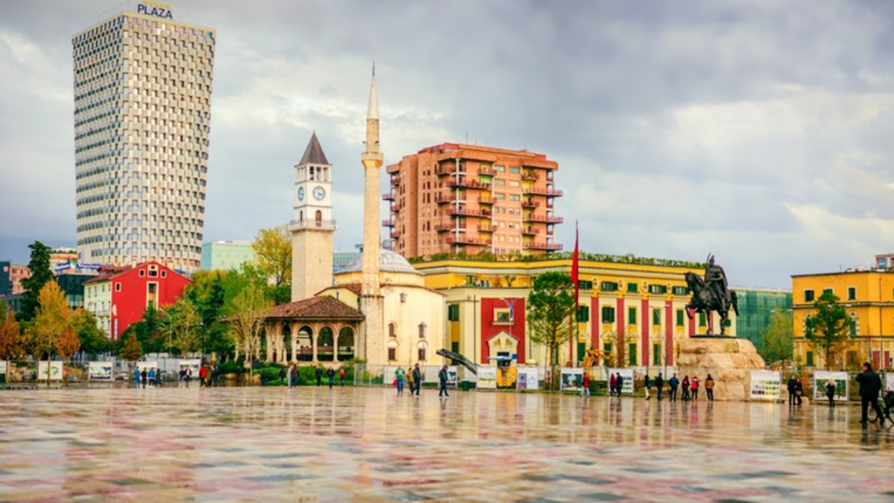 Media e njohur franceze: Tirana, epiqendra e një Shqipërie në lulëzim