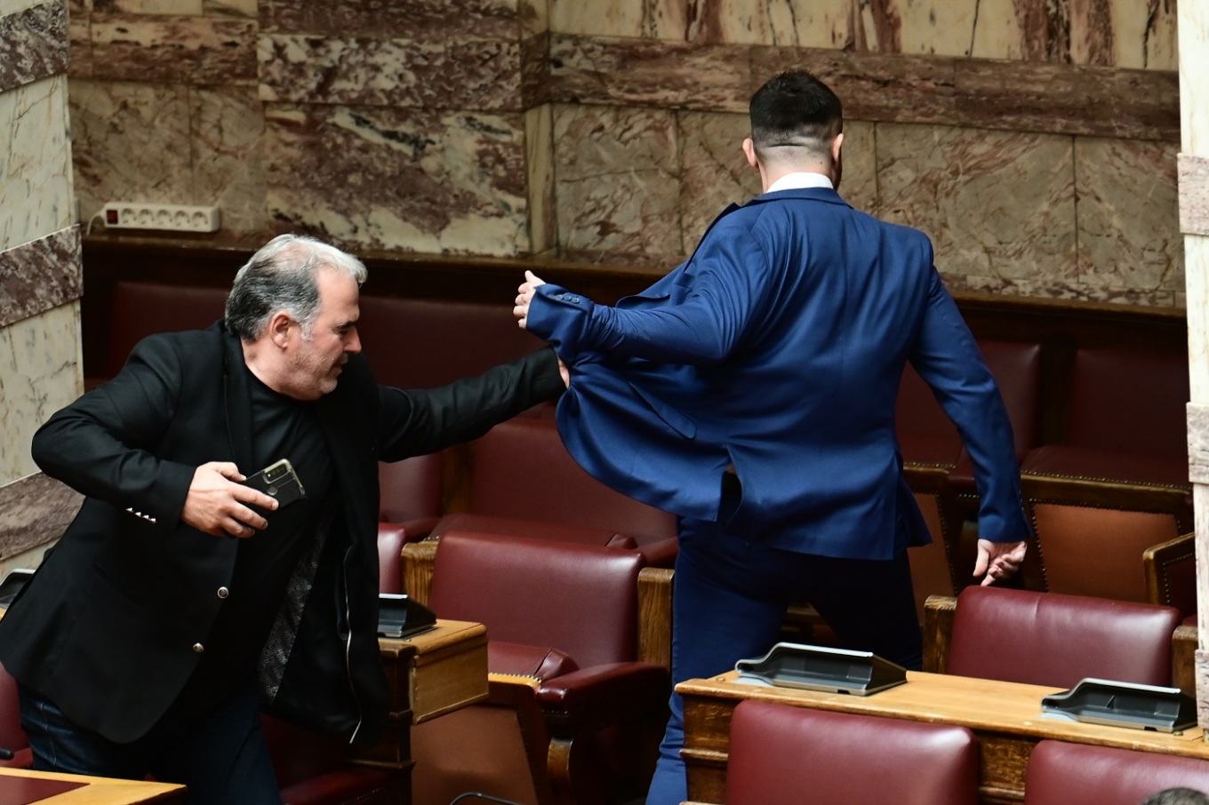 Plas grushti në parlamentin grek! Deputeti godet ligjvënësin e ekstremit të djathtë, çfarë ndodhi në Kuvend
