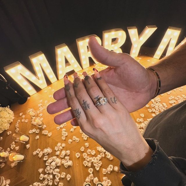 Ajo tha po! Dafina Zeqiri merr propozimin për martesë (VIDEO)