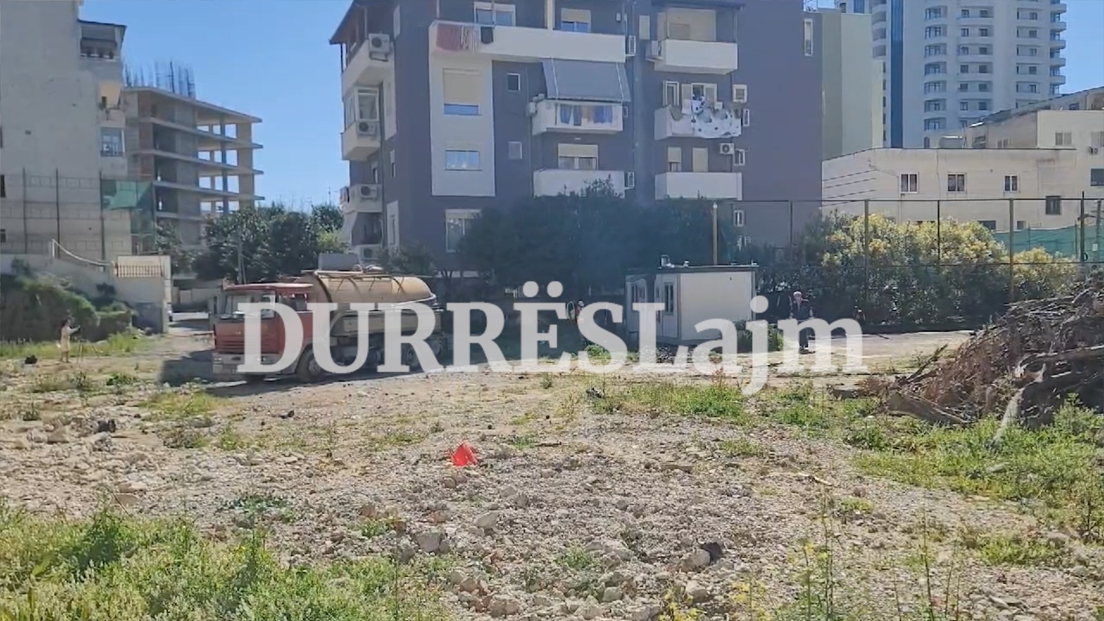 Durrës, nis ndërhyrja për largimin e ujërave të zeza në kantierin e gjimnazit &#8220;Gjergj Kastrioti&#8221; (VIDEO)