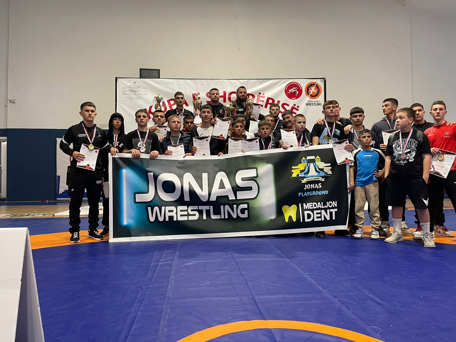 Durrës, ekipi “Jonas Wrestling” shpallet kampion në mundje, në grupmoshat U-15 & U-17