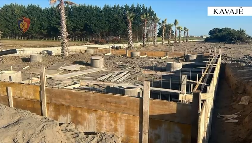 Po ndërtonin pa leje një “beach bar” në Spille, arrestohen 4 persona, në kërkim sipërmarrësi (VIDEO)