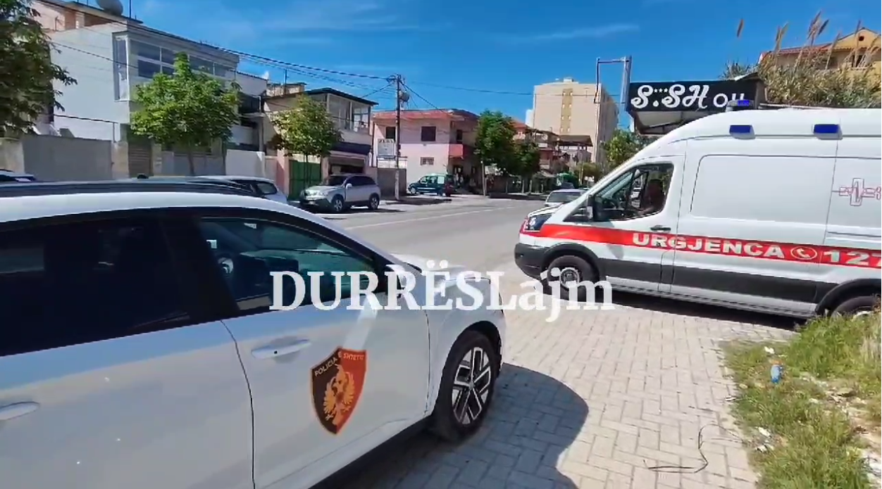 I moshuari bie nga lartësia në Durrës, dërgohet në spital (VIDEO)