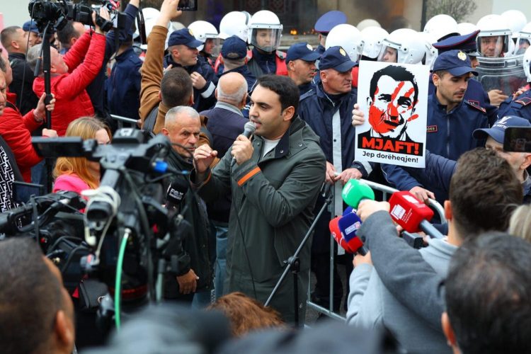 Këlliçi publikon datën e protestës së radhës: Nuk tërhiqemi pa larguar nga zyra kryehajdutin e Tiranës