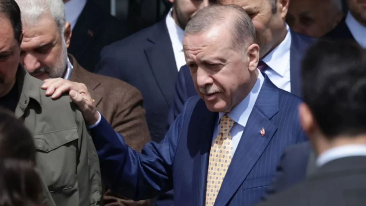 “Turqit e ndëshkuan”! Humbja e trefishtë e Erdogan në zgjedhjet lokale, presidenti mban fjalimin e tij: Nuk është fundi ynë