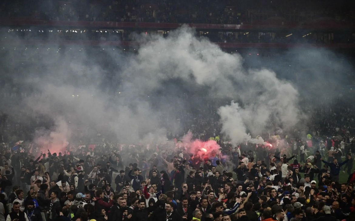 VIDEO / Lyon në finale të kupës, mijëra tifozë futen në fushë dhe festojnë me flakadanë