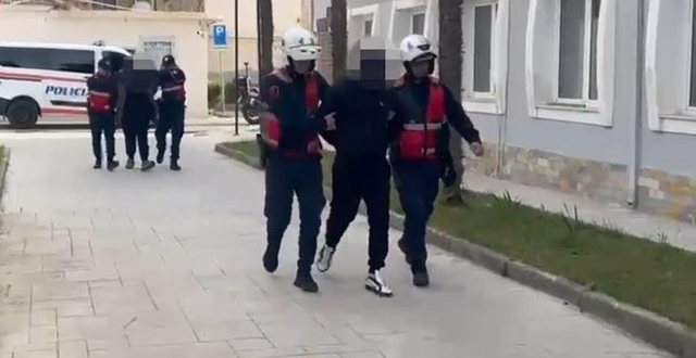Policia arreston 2 persona në Vlorë, i morën me forcë shoferit paratë dhe karta bankare