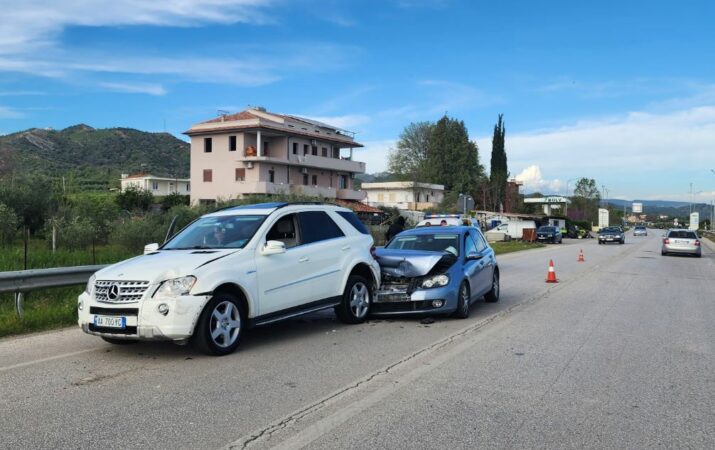 Aksident rrugor, dëmtohen 3 automjete