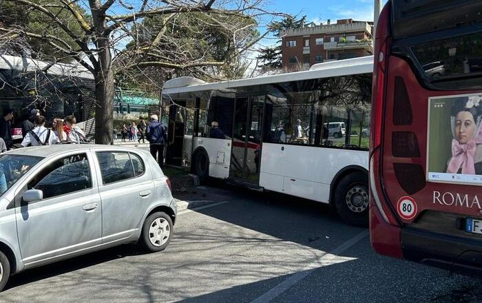 Romë/ Dy autobusë përplasen me njëri-tjetrin, mes të lënduarve një foshnjë në gjendje të rëndë